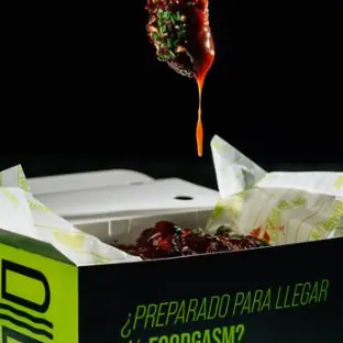 Alitas BBQ Crunch: alitas de pollo con salsa BBQ, crunch de maíz tostado y cebollino