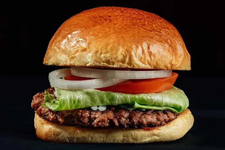 Hamburguesa La Vegana: Beyond burger con queso vegano, lechuga, tomate, cebolla, pepinillo, kétchup y mostaza