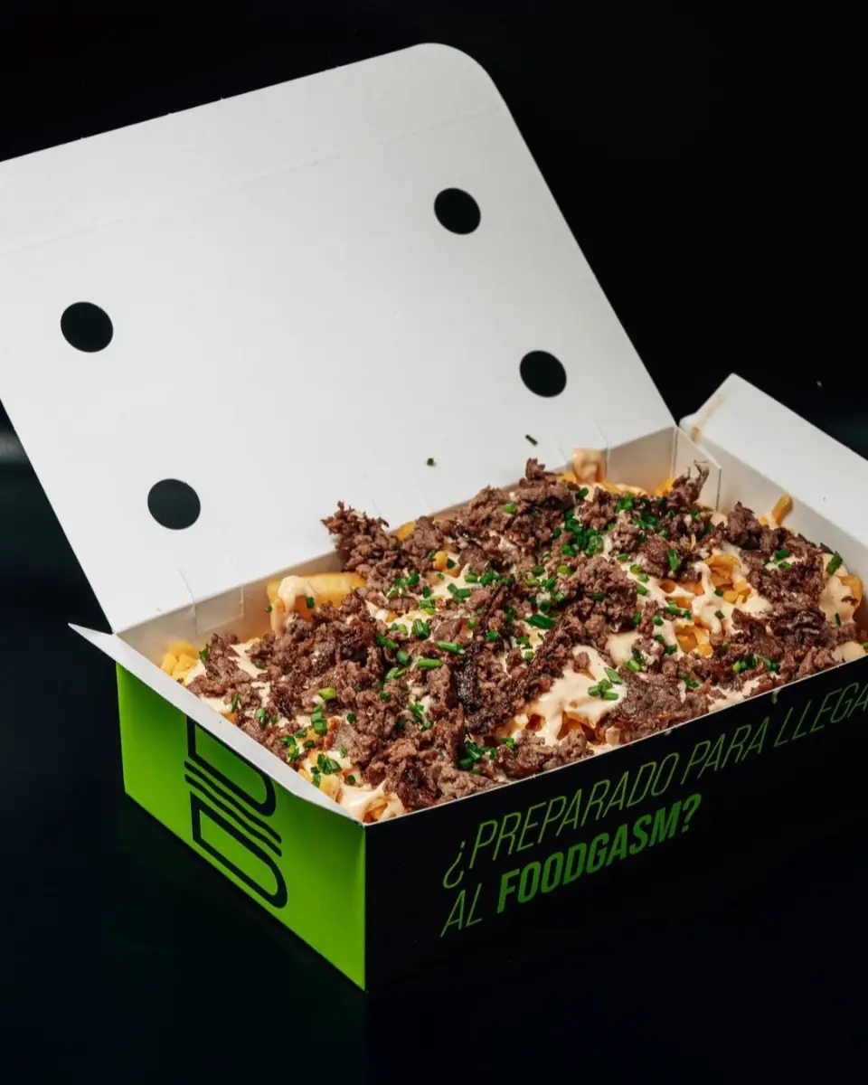 Meat and Cheese Fries: patatas fritas cubiertas de queso cheddar, salsa Big Boss y carne picada de ternera