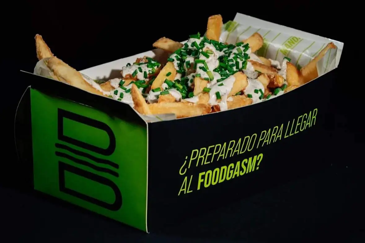 Patatas trufadas: patatas fritas con salsa de trufa y cebollino fresco